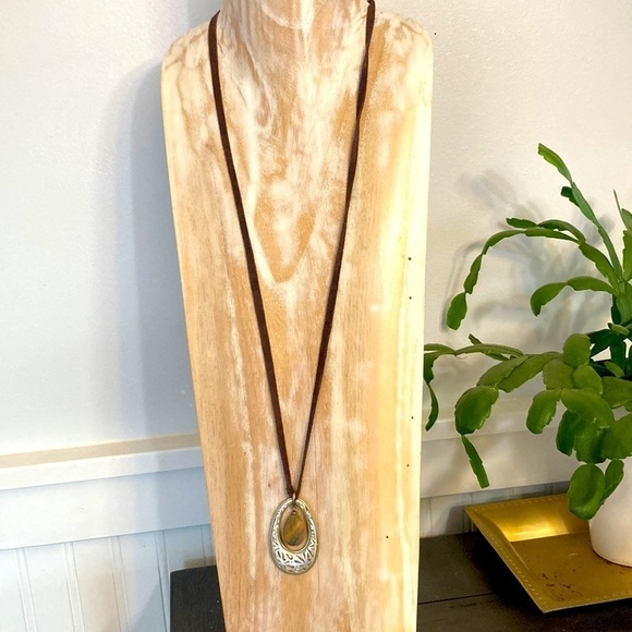 SILVER TONE NECKLACE‎ ON SUEDE - Picture 2 of 3